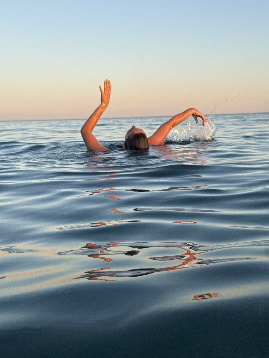 Bras tendus face à l'horizon