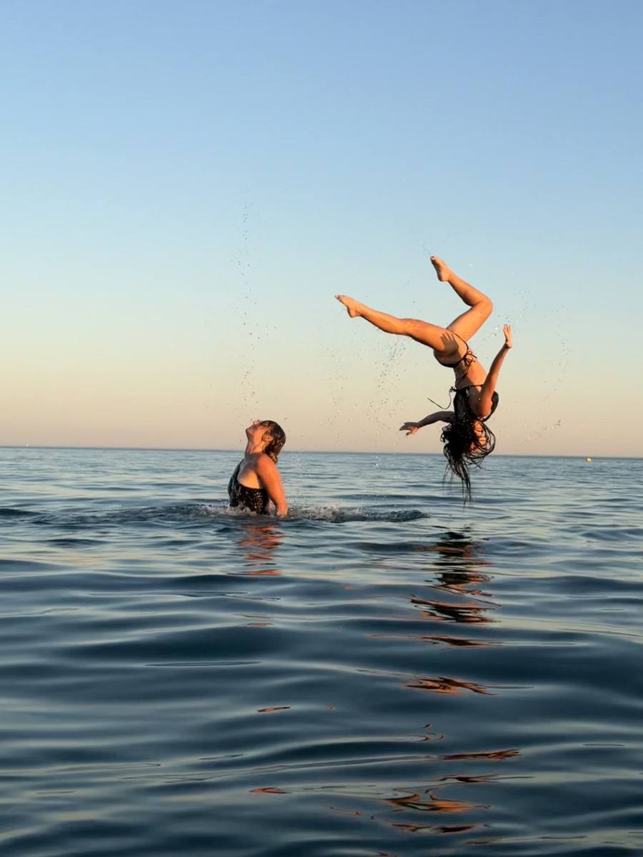 Figure aérienne au-dessus de l'eau